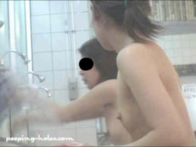 横からおっぱい、小さいです