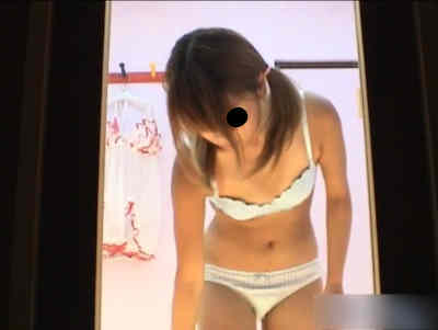 服を脱いで下着だけになった女子