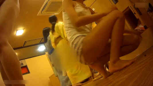 下着にニューリンチクビが浮き上がっている女子