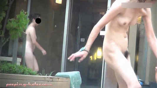 ママが露天風呂のお湯に入ろうとしてます