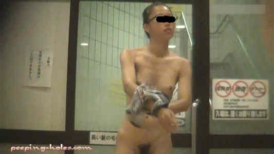 カラダを拭いているメガネ女子