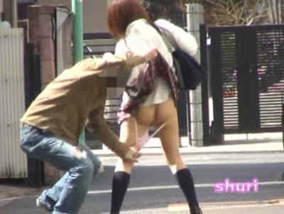 道端でパンツをズリ下げられてお尻丸出しのJK