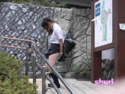 お外で下げられたパンツを穿いてます