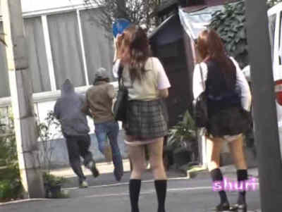 二人ともパンツを下げられたJK