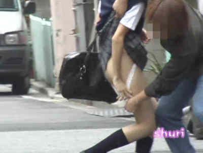 痴漢男にパンツをズリ下げられているJK
