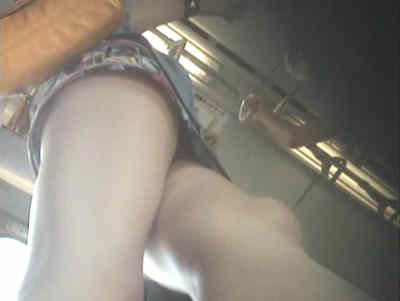 タイトなミニスカなので中々見えません