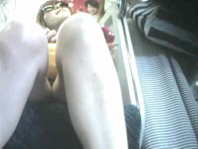 座っている股ぐらとお顔を撮ってます