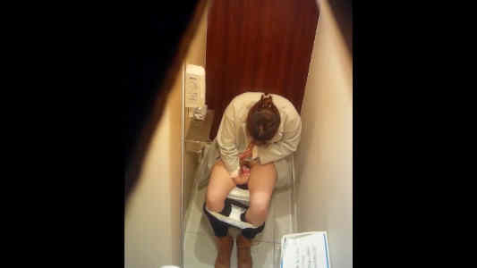 マンコを拭いたら紙が赤くなっている女子