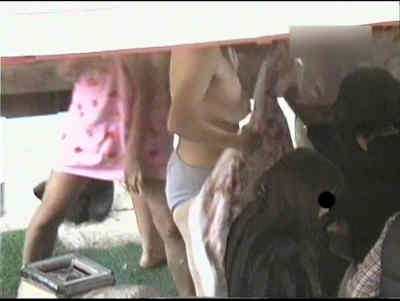 服を脱ぎブラを取るとおっぱいが超デカい女子