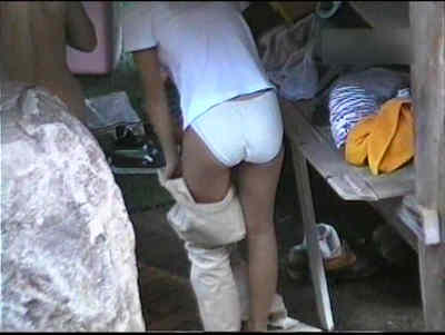 ズボンを脱いでいる女子、白パンツの脚がエロい