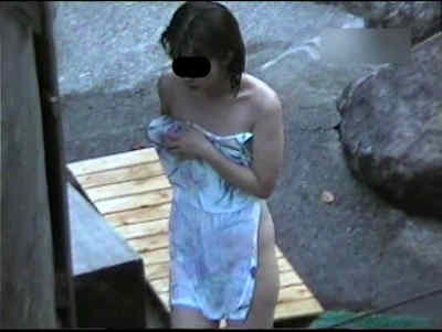 おっぱい小さそうな女子、タオルで前を隠してます