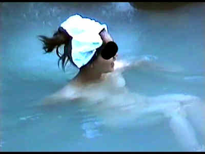 湯船に浸かっている女子