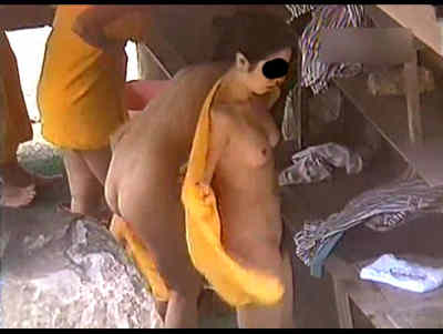 カラダをタオルで拭いている女子