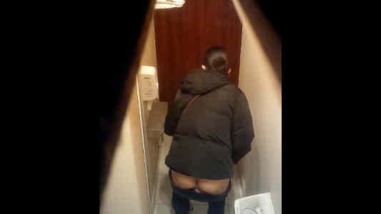 盗撮カメラに背を向けてお尻だけ出ている女子