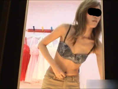 盗撮カメラが見守る中、服を脱ぎ始めた女子