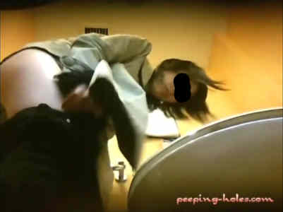 ズボンに生足にパンツ