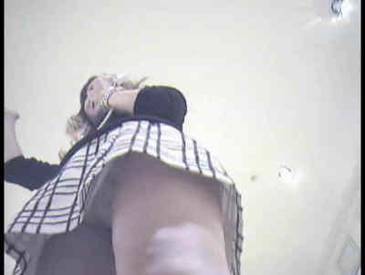 話しながら店員さんのおパンツを盗撮してます