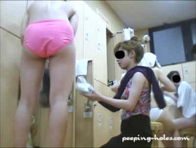 鮮やかなピンクのパンツ