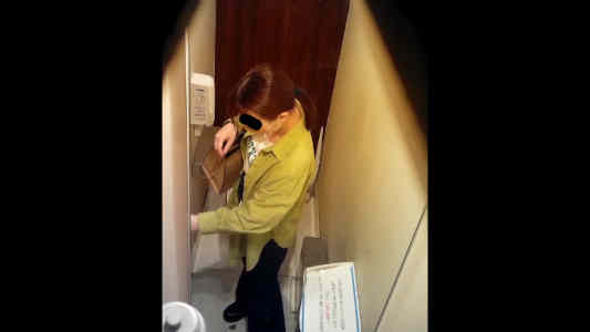 盗撮カメラが待ち構えるトイレにまた一人女子が来ました