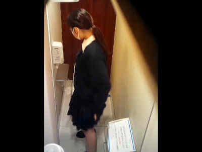制服な女子もトイレ盗撮の餌食に