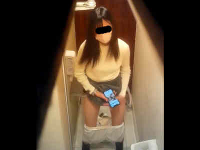 インナー女子、終始スマホを手放しません