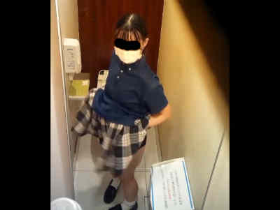 制服女子も盗撮されてます