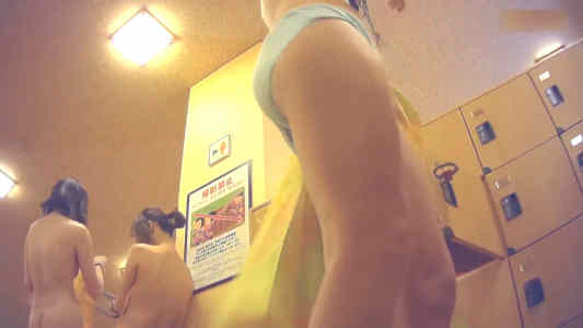 横から見上げる女子の脚とパンツ