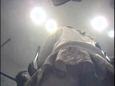 白いパンツがお尻のワレメに食い込んでます