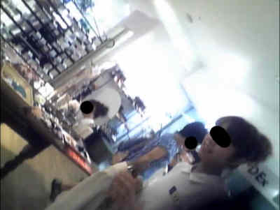 盗撮対象の顔を撮ってます