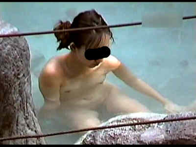 露天風呂のお湯に浸かっている女子