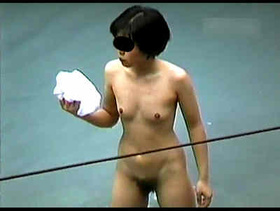 ショートヘアの女子がお湯に入ってます