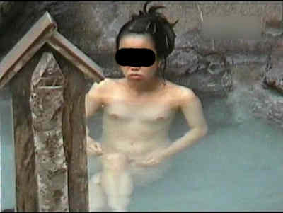 じっくりお湯に浸かっている女子