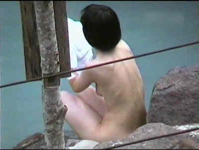 岩に座って涼んでいる女子