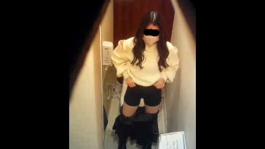 スパッツみたいなパンツの女子