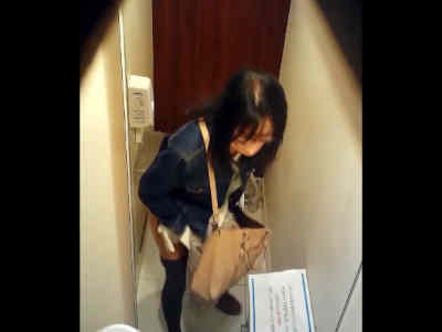 メガネ女子がオシッコ終わり立ち上がりました