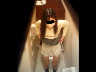 パンツの上にインナーを穿いている女子