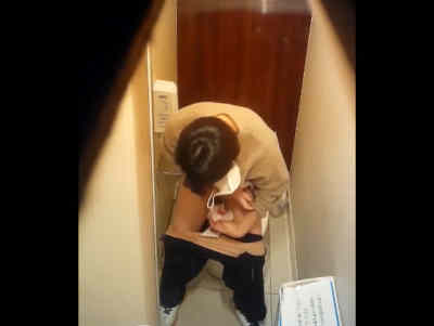 ナプキンが汚れている女子、マンコを拭いた紙も汚れてます