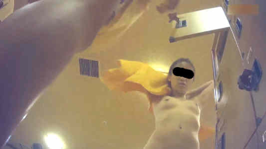 タオルで髪を拭いているスッポンポンの女子