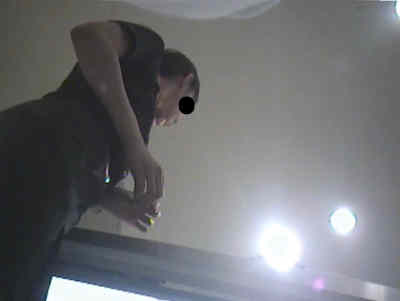 スカートの中を盗撮する店員さんの顔撮りしてます