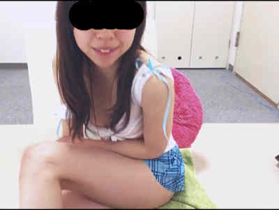 露出の多い服でカメラ前にいる女子