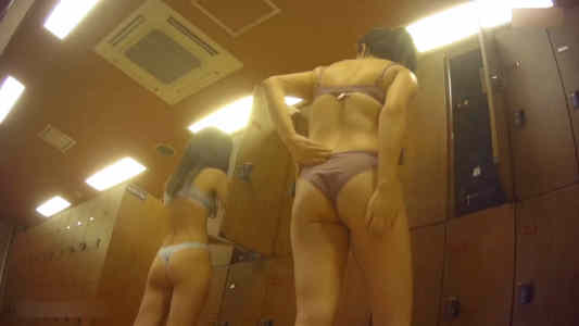 ハミケツとTバックなお尻をさらしている女子2人