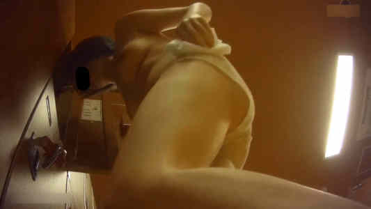 パンツを脱ごうとしている女子を横から見上げてます