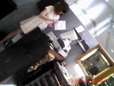 おパンツを狙う店員さんの全身撮り