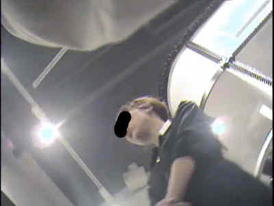 盗撮対象の店員さんの顔を撮ってます