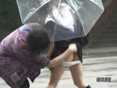 オシリ丸出しにされているJK