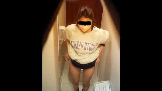 スカートを持ち上げ丸見えになる脚