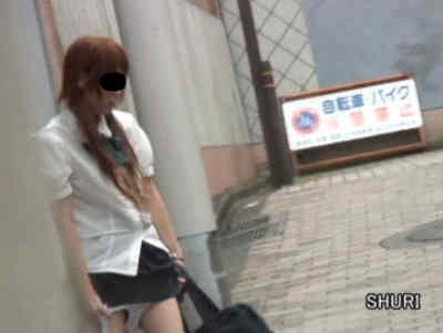 下げられたパンツを穿くJK