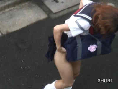 セーラー服JKもパンツ下げられ見えるフトモモがエッチです