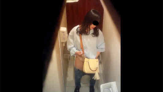 立ち上がりパンツを穿いている女子