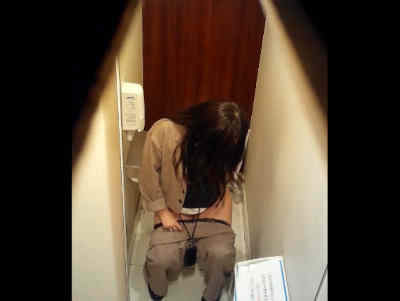 座ったままマンコを拭いている女子